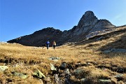 73 Ancora ripida salita con vista sul torrione del Pizzo delle Orobie..